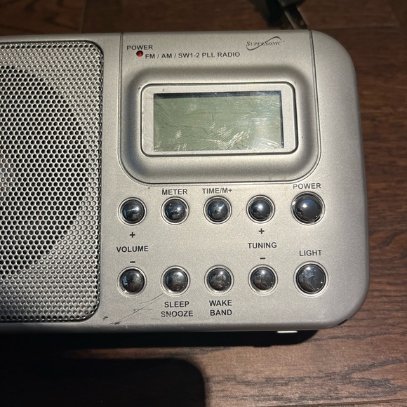 Silver Portable FM/AM Radio - Picture 3 of 11